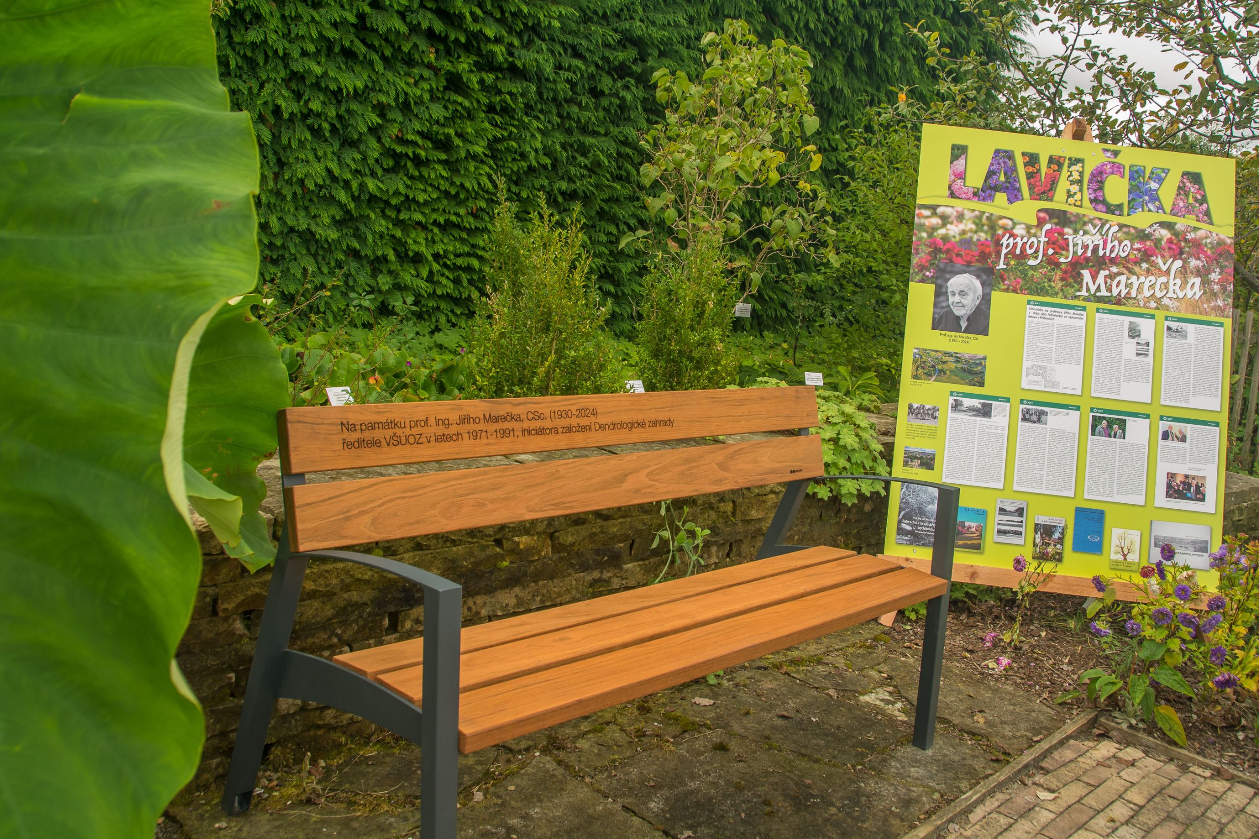 Odhalení pamětní lavičky prof. Ing. Jiřího Marečka, CSc. v Dendrologické zahradě
