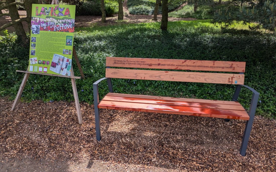 Pamětní lavička Ing. Evy Petrové v Dendrologické zahradě